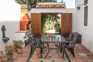 Patio alebo iná vonkajšia časť ubytovania Casa con piscina caminito del rey
