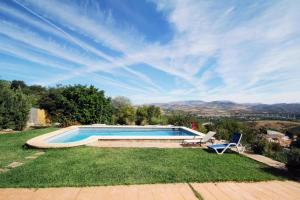 Bazén v ubytovaní Casa con piscina caminito del rey alebo v jeho blízkosti