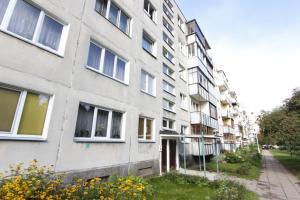 een appartementencomplex met ramen aan een straat bij Savanorių av 48 Vilnius Students Home LT in Vilnius
