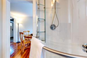 bagno con doccia e tavolo con sedia di Tannery Brook Cottage a Bucksport Altre 34 foto
