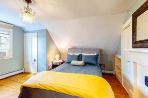 - une chambre avec un lit bleu et jaune dans l'établissement Tannery Brook Cottage, à Bucksport