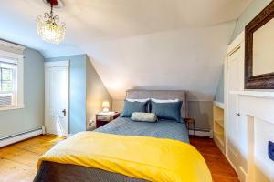 una camera con letto blu e giallo di Tannery Brook Cottage a Bucksport
