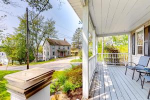 una veranda con panchina su una casa di Tannery Brook Cottage a Bucksport