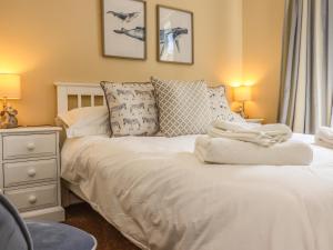 ベルフォードにあるBudle Viewのベッドルーム1室(白いベッド1台、ナイトスタンド、ランプ2つ付)