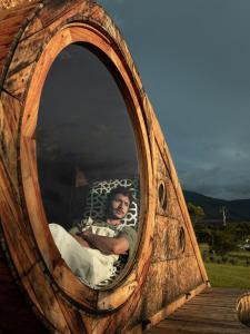 萊瓦鎮的住宿－Complejo turístico Magic Bungalow，一个人坐在木圆的椅子上