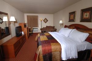 Giường trong phòng chung tại All American Inn & Suites Branson