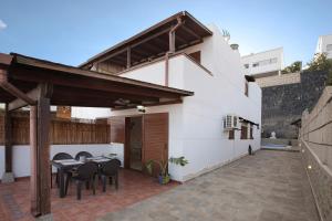 a house with a patio with a table and chairs at Vista Horizonte in Barranco Hondo