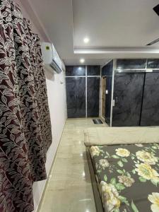 Habitación con ducha y cama con flores en Furnished 3 BHK in Prime Location Near Arilova - 3rd Floor en Visakhapatnam