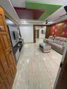 sala de estar con sofá y TV en Furnished 3 BHK in Prime Location Near Arilova - 3rd Floor en Visakhapatnam