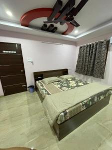 1 dormitorio con 1 cama y ventilador de techo en Furnished 3 BHK in Prime Location Near Arilova - 3rd Floor en Visakhapatnam