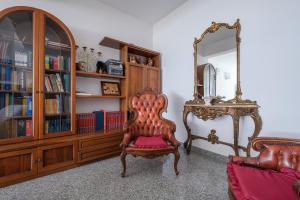 Villa Emy في مسينة: غرفة معيشة مع كرسي ومرآة