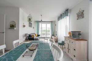 a kitchen and living room with a table and chairs at *Disneyland-Paris* 6pers, Netflix, Wi-fi, Parking in Montévrain