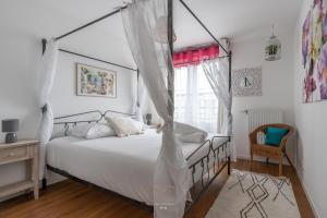 a bedroom with a canopy bed and a window at *Disneyland-Paris* 6pers, Netflix, Wi-fi, Parking in Montévrain +18 photos