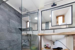 un bagno con lavandino e doccia di Stone house and dependance 7 pers a Moltrasio Altre 35 foto