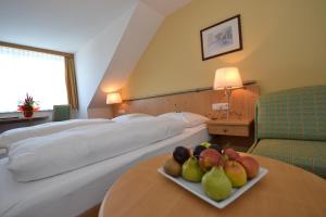 een hotelkamer met een fruitschaal op een tafel bij Hotel Kohlpeter in Salzburg