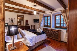 1 dormitorio con 1 cama y 1 mesa con lámpara en Masia Mimosa Completa, en Darnius