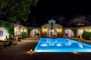 una piscina en un patio por la noche en Masia Mimosa Pool house, en Darnius