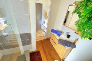 a bathroom with a sink and a mirror at Cocon à Deux Pas des Arènes - Charme & Confort in Nîmes