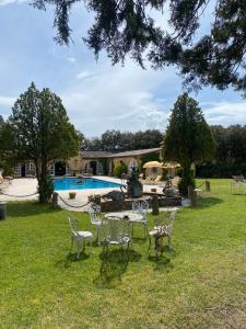 Bazén v ubytovaní Masia Mimosa Jardin alebo v jeho blízkosti