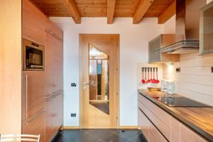 eine Küche mit einer Holztür und einer Arbeitsplatte in der Unterkunft Appartment Bergweg in Lajen