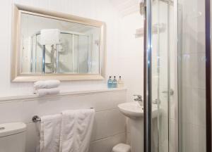 A bathroom at Derrybeg Bed and Breakfast 