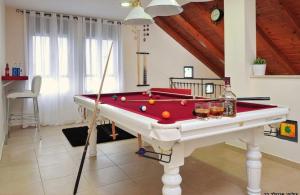 Biliár nebo kulečník v ubytování מור ולבונה - וילה מהממת ומפנקת למשפחות בגליל + 27 fotografií