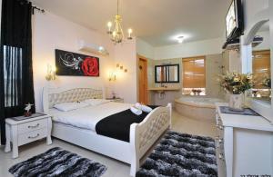 Postel nebo postele na pokoji v ubytování מור ולבונה - וילה מהממת ומפנקת למשפחות בגליל