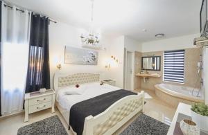 Postel nebo postele na pokoji v ubytování מור ולבונה - וילה מהממת ומפנקת למשפחות בגליל