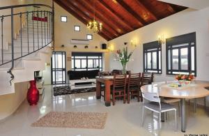 Posezení v ubytování מור ולבונה - וילה מהממת ומפנקת למשפחות בגליל