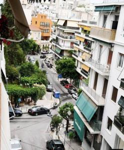 - une vue sur une rue de la ville avec des voitures et des bâtiments dans l'établissement Διαμέρισμα vasiliki στο κέντρο της Αθήνας, à Athènes
