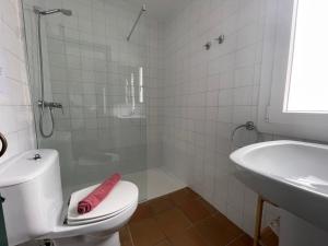 y baño con aseo, ducha y lavamanos. en ERMITA by SOM Menorca, en Fornells