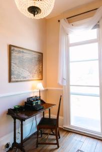 ein Büro mit einem Schreibtisch und einem Fenster in der Unterkunft Stanley House Inn in Marietta