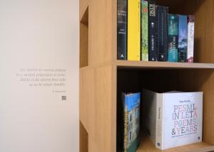 un estante de libros con libros. en Apartma Libris, en Koper