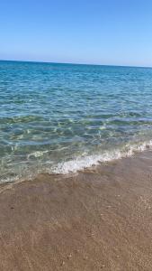 a beach with a body of water and the ocean at Casa Maris Stella in Platamona