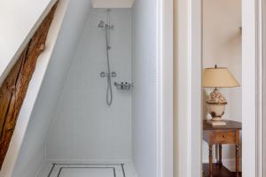 una ducha en la escalera de una casa en Jagdschloss Kotelow en Kotelow