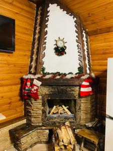 Vysshaya DubechnyaにあるVerhnie Dubaiのクリスマスの装飾が施された暖炉、壁掛け時計