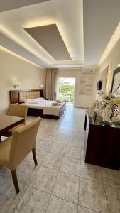 duży pokój z 2 łóżkami i stołem w obiekcie Hotel Sotiris Superior Apartments w mieście Myrina