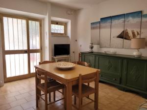 A television and/or entertainment centre at Gemma a solo 100m. dal mare