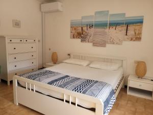 A bed or beds in a room at Gemma a solo 100m. dal mare