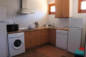 a kitchen with a washing machine and a washer at EL MOLINO De Villel in Villel
