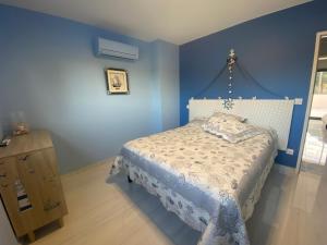 Posteľ alebo postele v izbe v ubytovaní Villa Grand Nicolas Bord de Mer + 22 fotografií