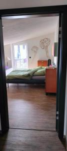 widok na sypialnię z łóżkiem i lustrem w obiekcie Moderne Vintage Ferienwohnung w mieście Bad Schussenried