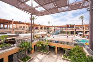 un centre commercial vide avec une piscine et des palmiers dans l'établissement Vela, à Pilar de la Horadada
