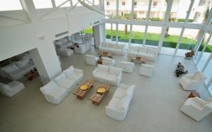 ヘルソニソスにあるインシュラ アルバ リゾート ＆ スパ (大人専用)の白い家具付きのリビングルームのオーバーヘッドビュー