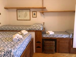 - une chambre avec 2 lits jumeaux dans l'établissement La Piazzetta, à Île de Capraia