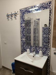 uma casa de banho com um lavatório e um espelho em Cefalù seaside suite em Cefalù