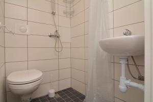 y baño con aseo y lavamanos. en Daukanto st 3 Kaunas Students Home LT en Kaunas