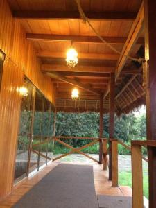 vistas al interior de un edificio con techo de madera en Rustic Cabin - Tambopata Natural Reserve, en Puerto Maldonado