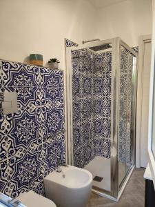 uma casa de banho com um WC, um chuveiro e um lavatório. em Cefalù seaside suite em Cefalù