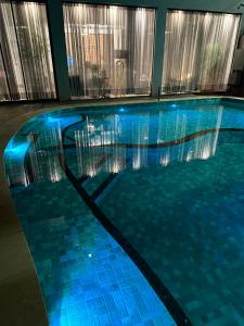 ein Pool mit blauer Beleuchtung in einem Gebäude in der Unterkunft HOTEL TERRA NATIVA in Alter do Chao